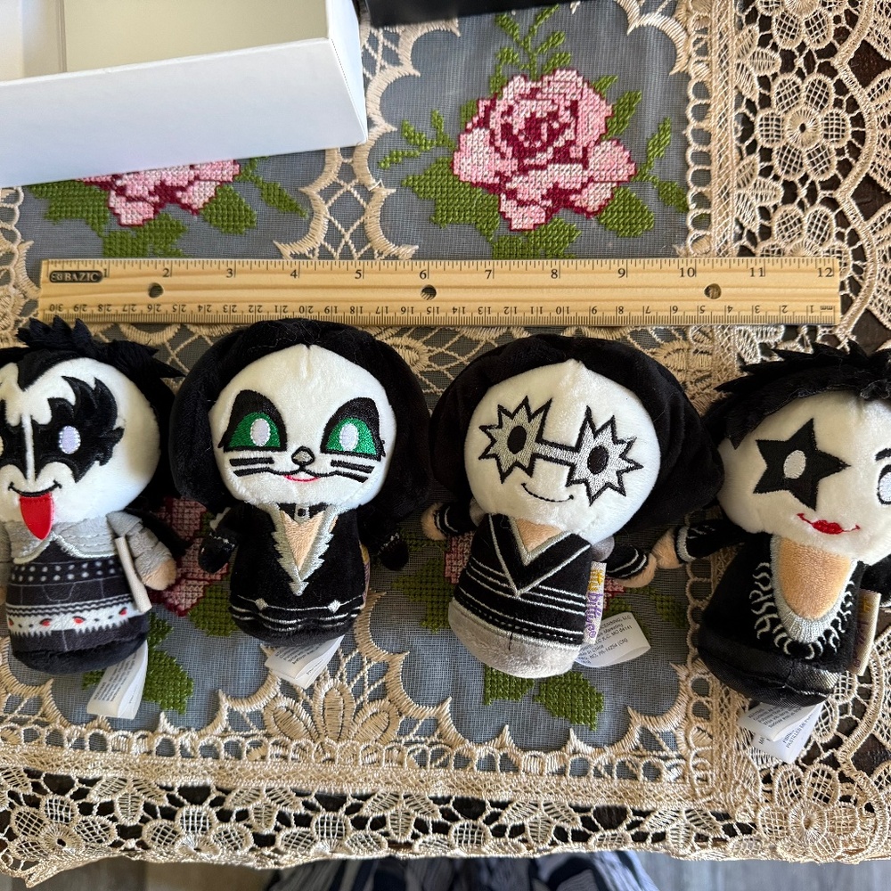 Hallmark little bittys , Kiss